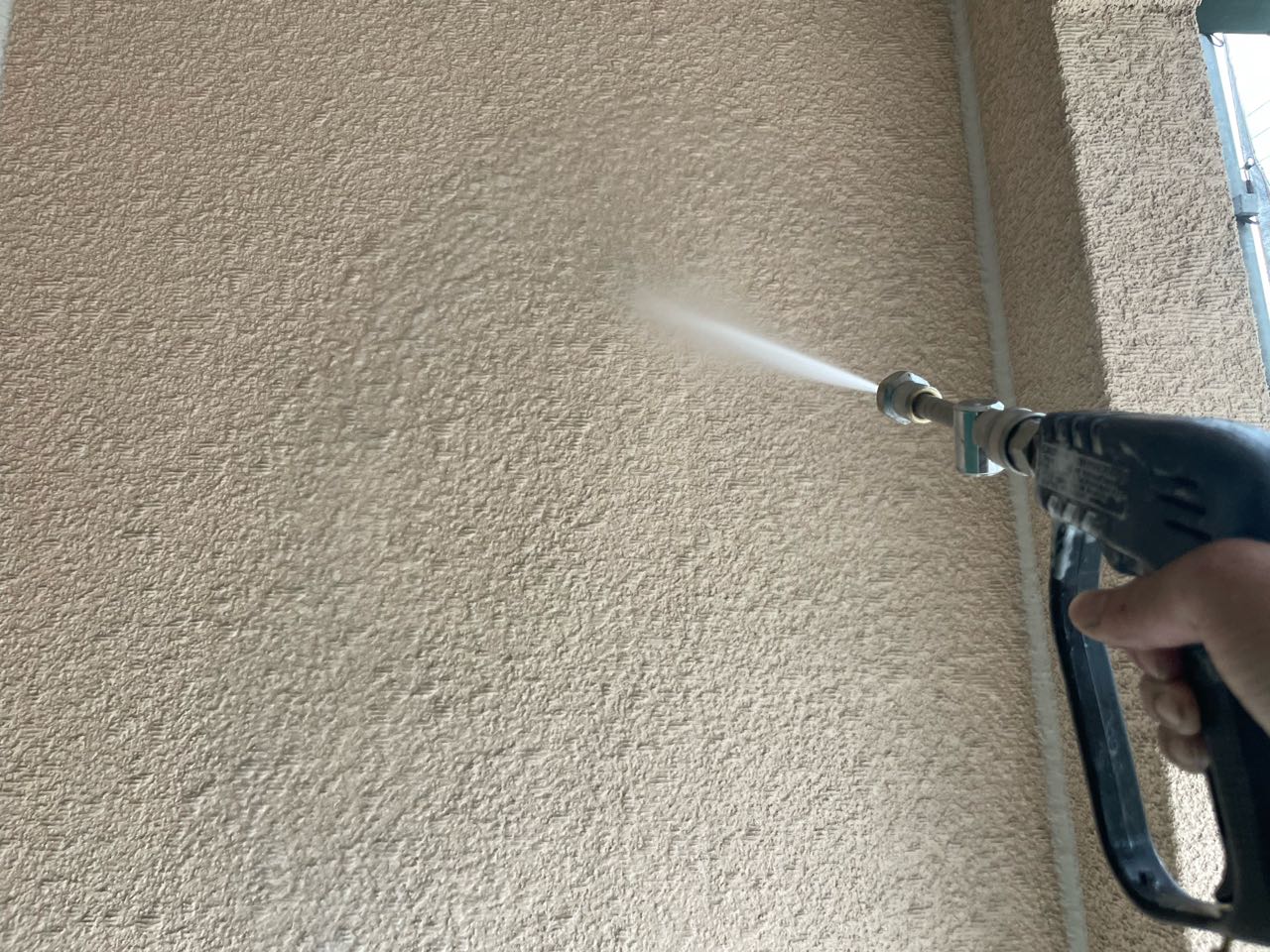 高圧洗浄します。