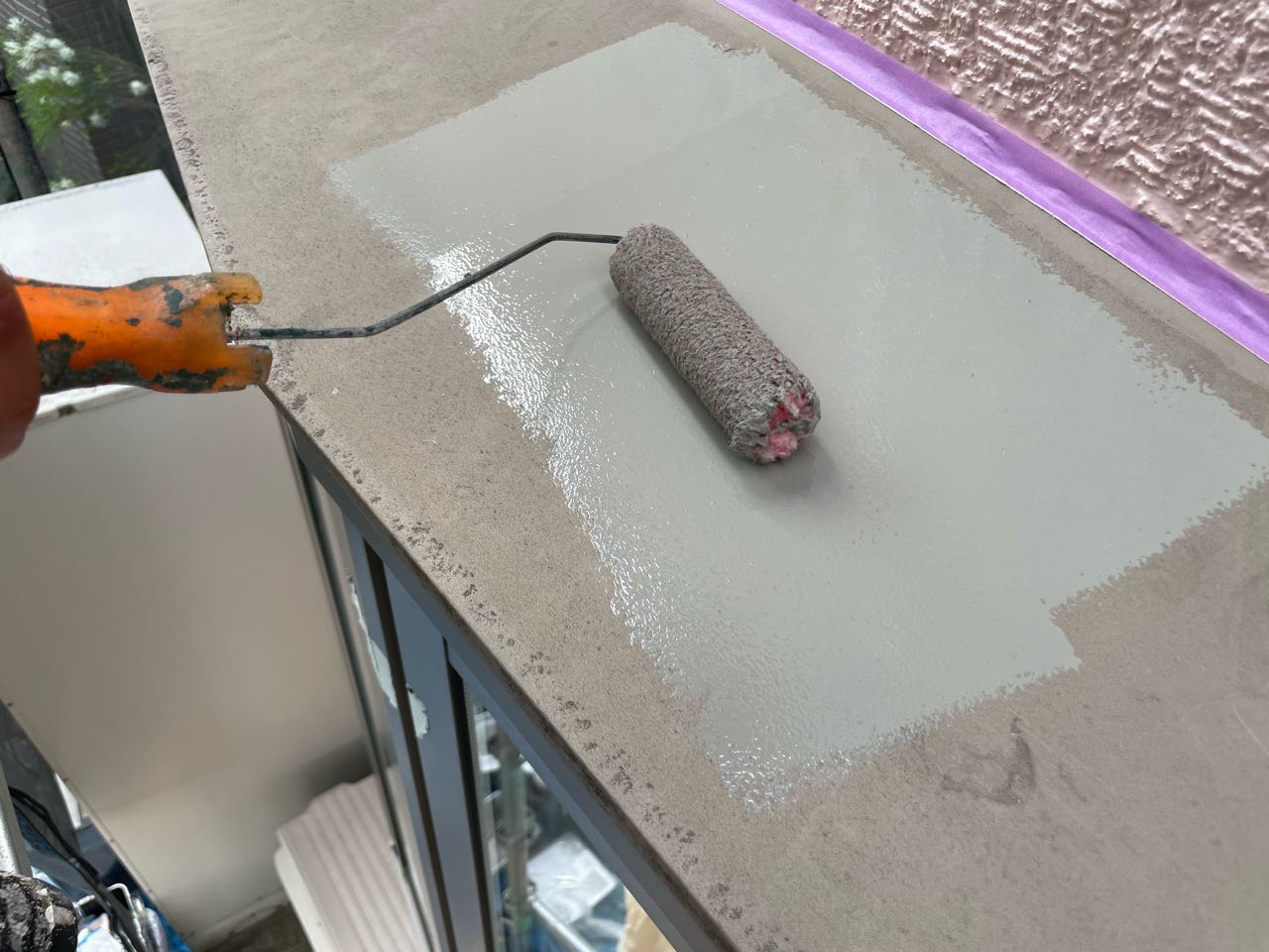 仕上げ塗装1回目です。