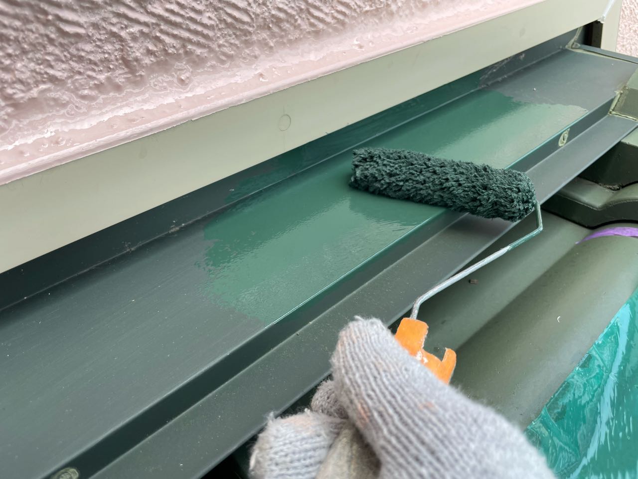 仕上げ塗装1回目です。