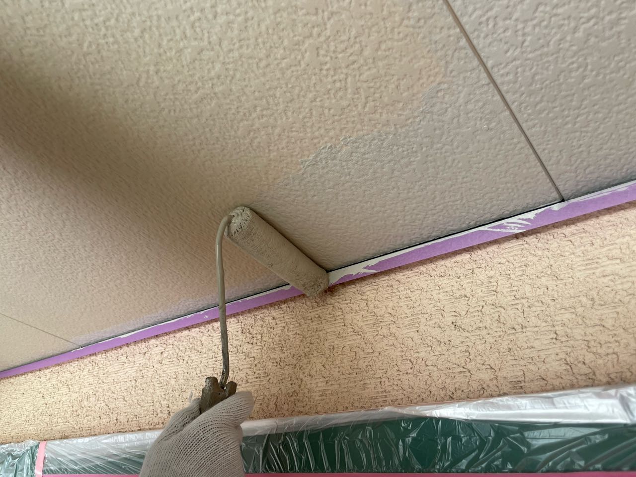 仕上げ塗装1回目です。