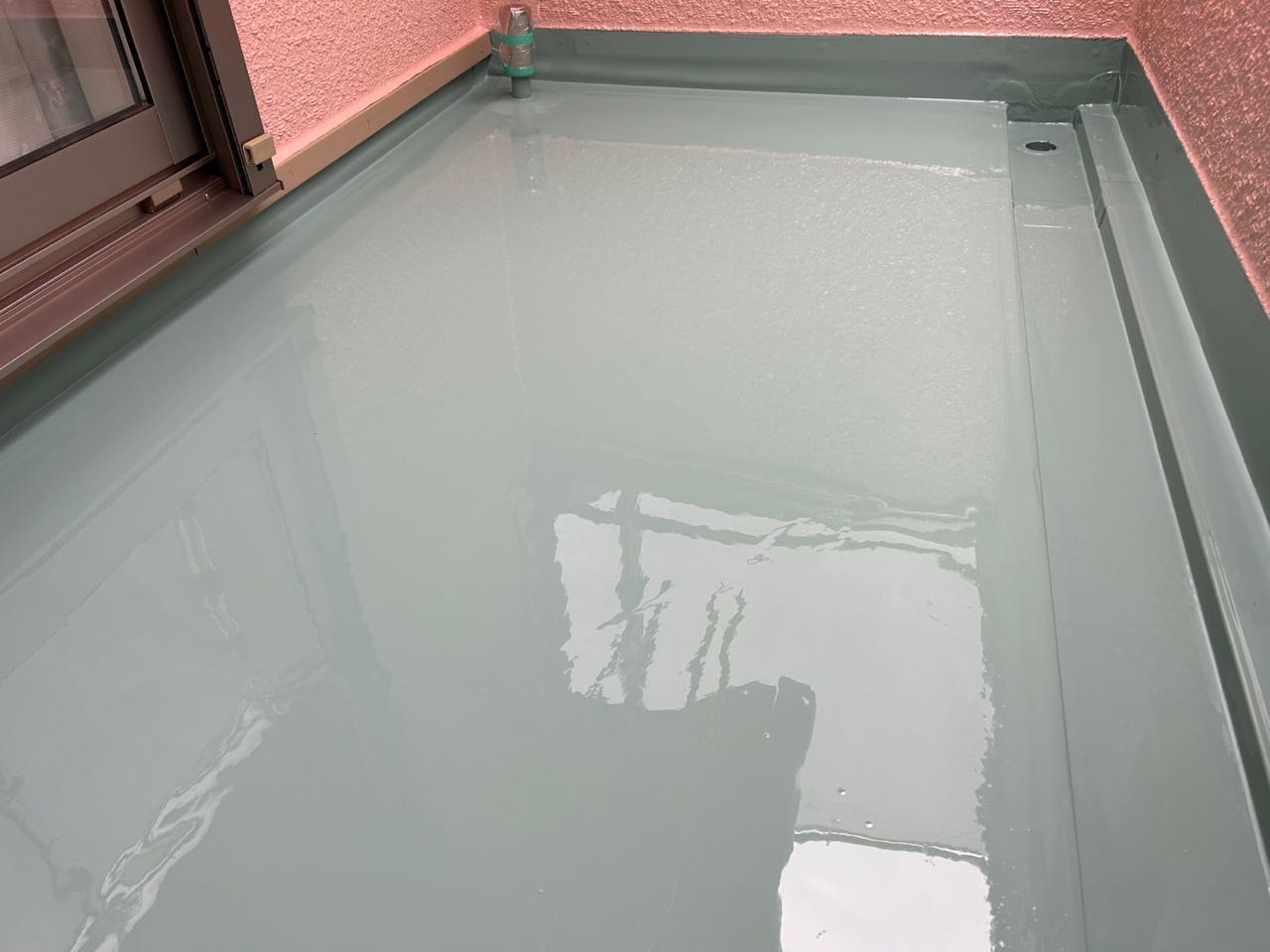 ウレタン防水塗布1回目。