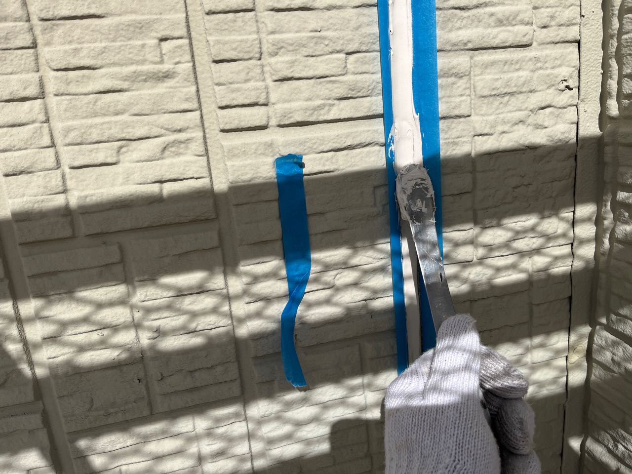 へらで押さえ込みます。