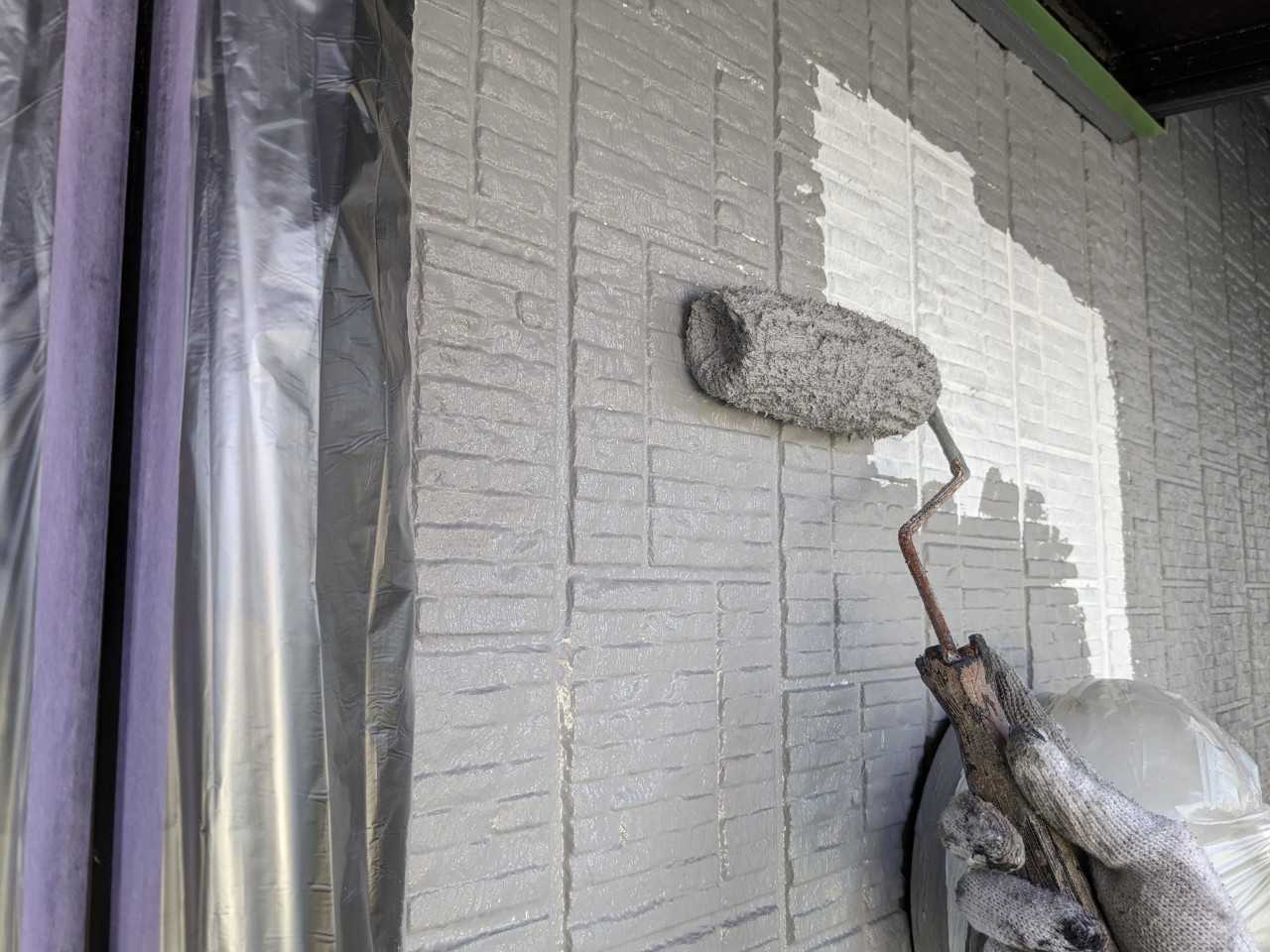 仕上げ塗装1回目です。