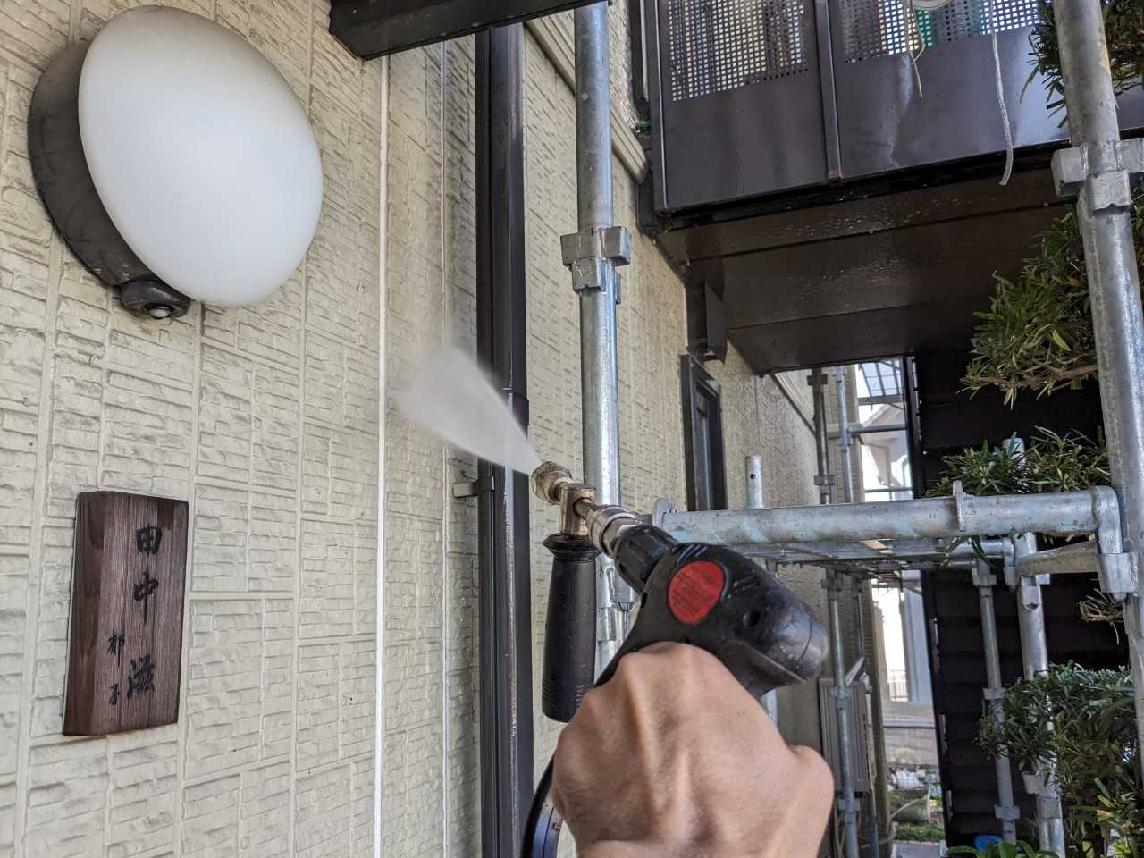 高圧洗浄します。