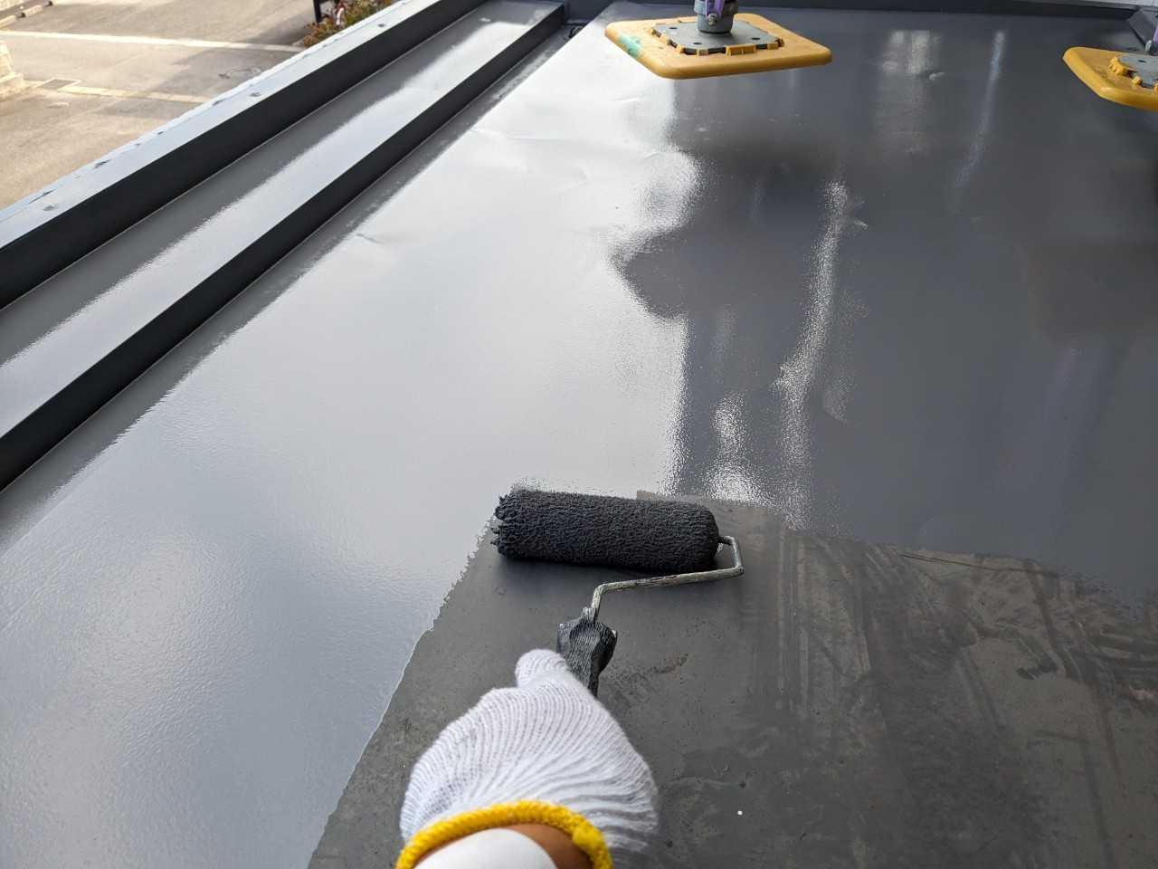 仕上げ塗装1回目です。