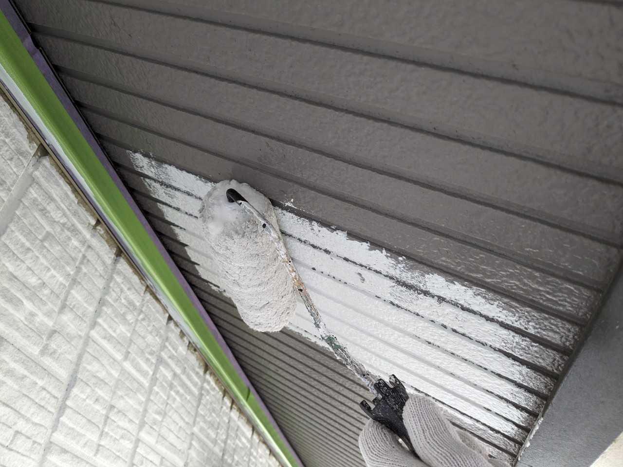 仕上げ塗装1回目です。