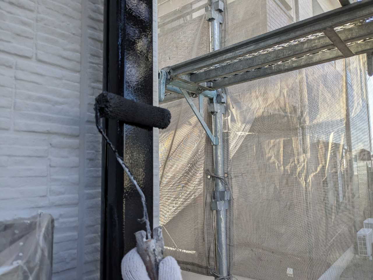 仕上げ塗装1回目です。