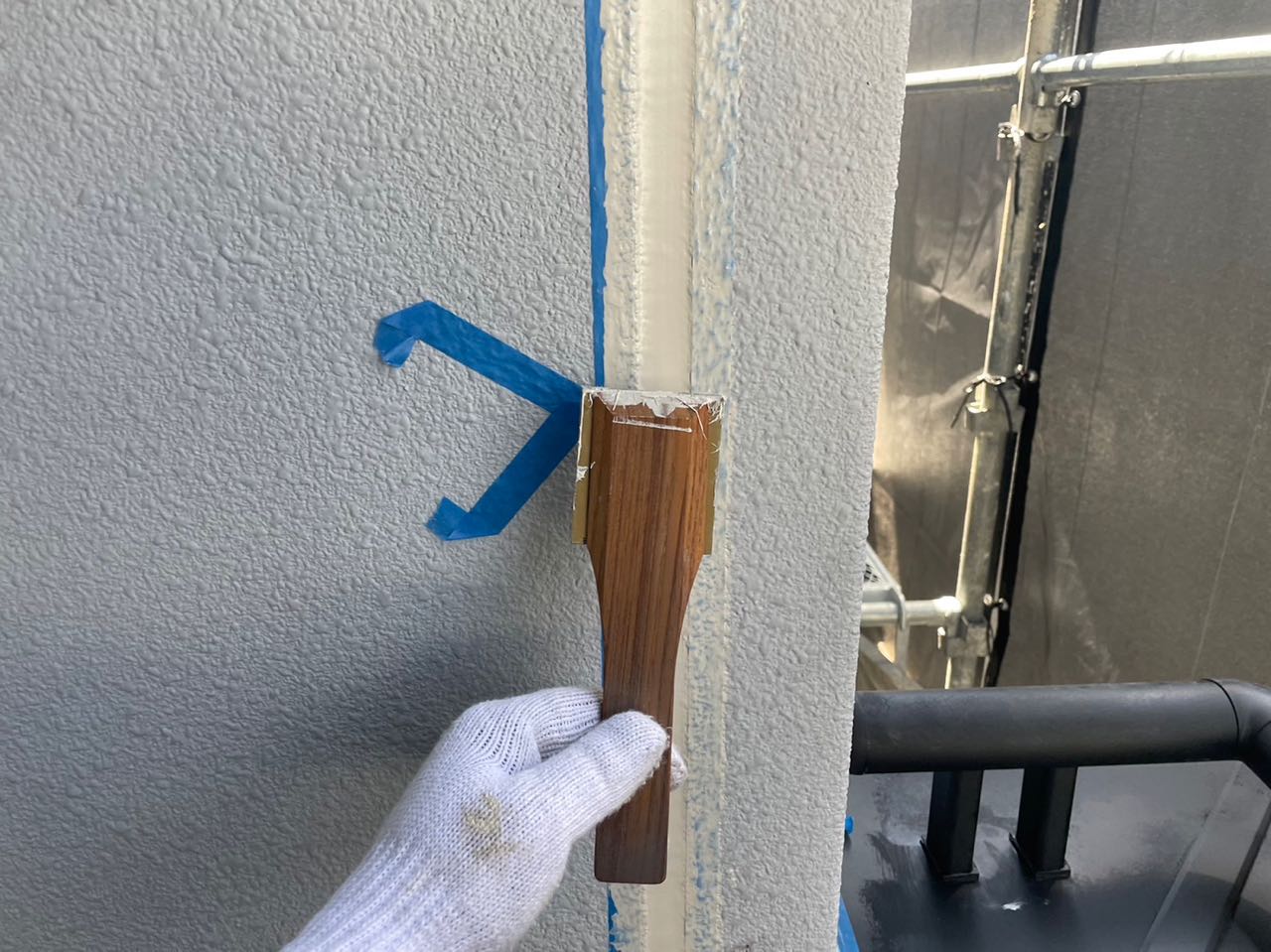 へらで押さえ込みます。