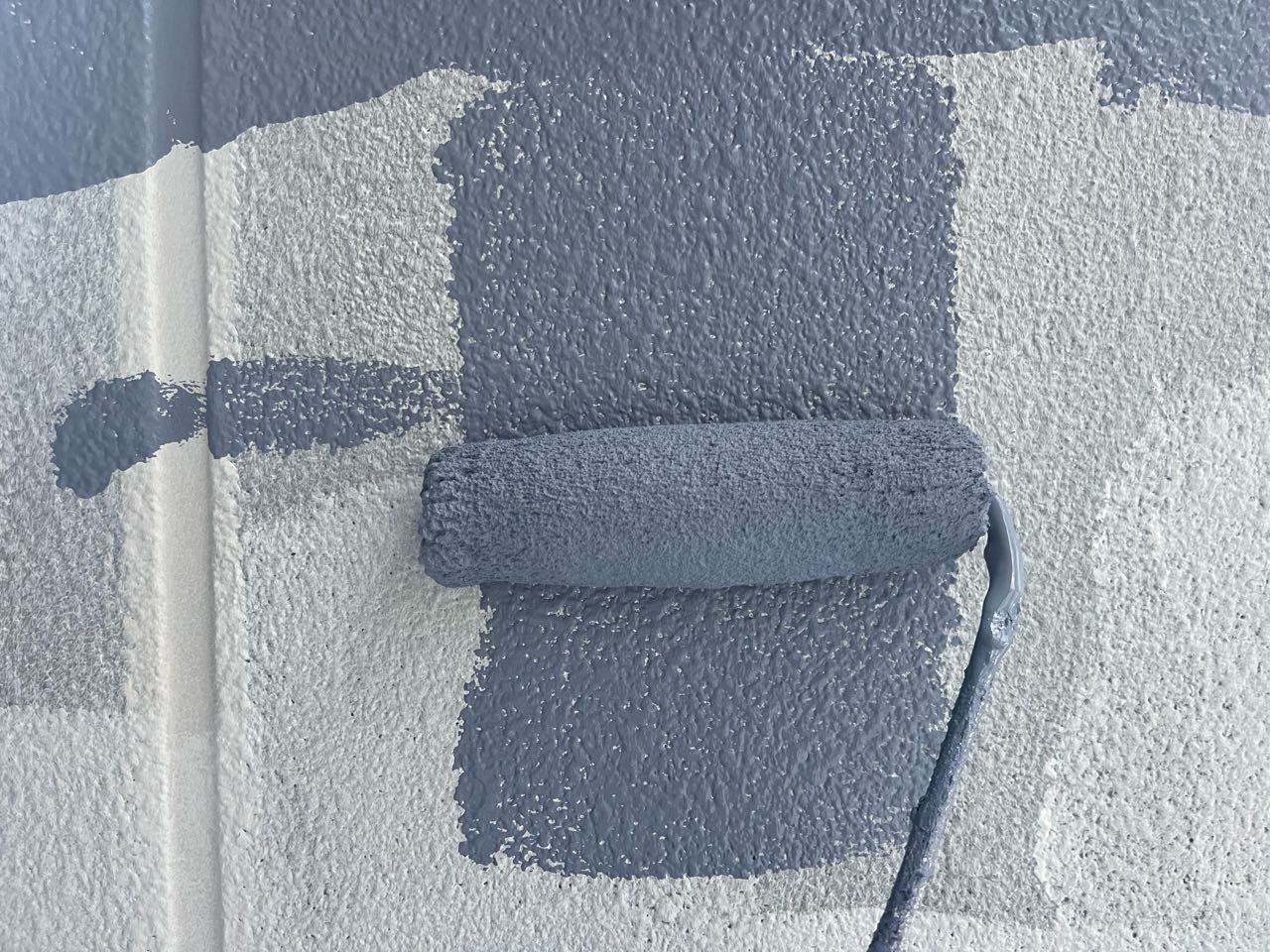 仕上げ塗装1回目です。