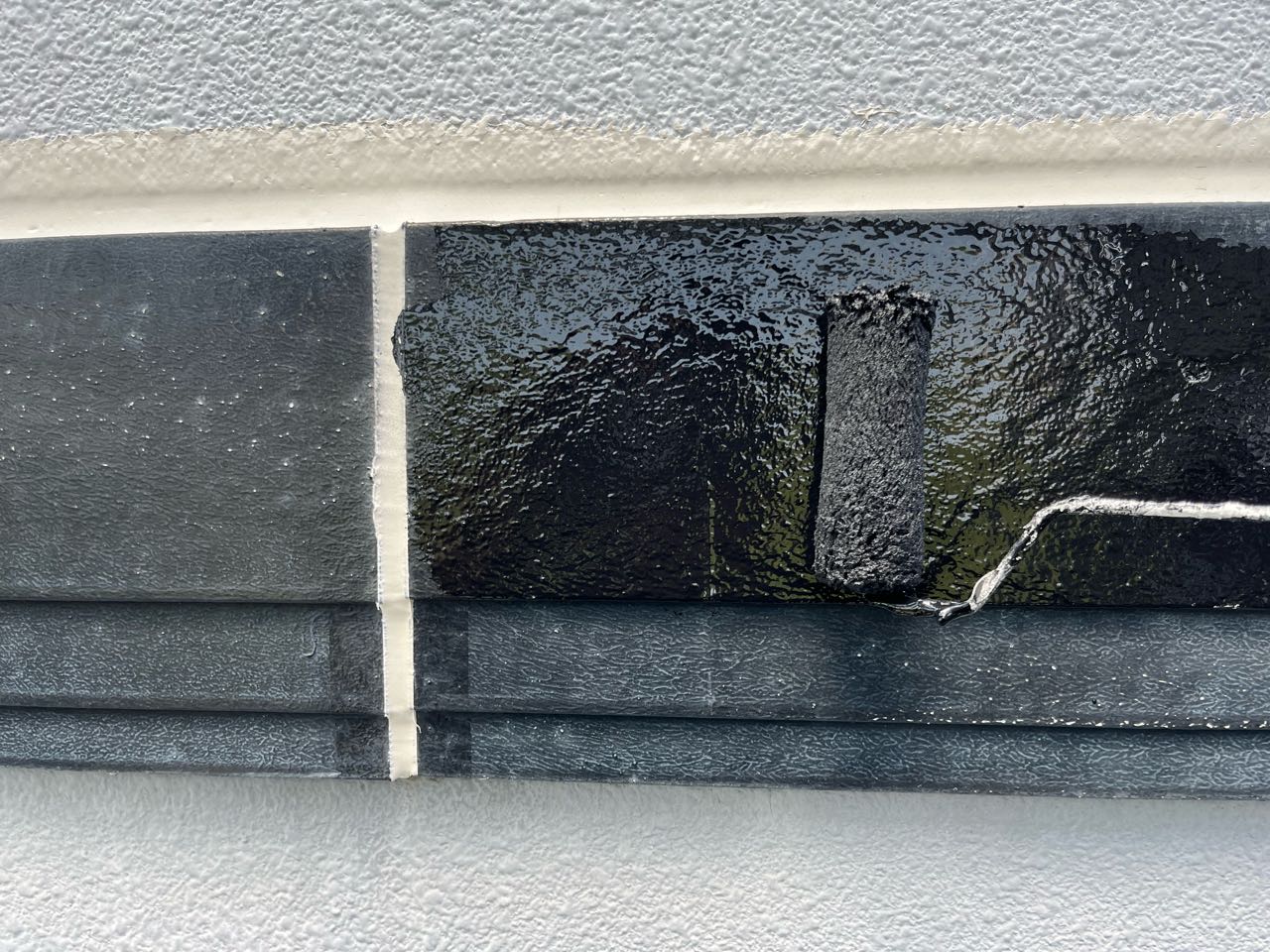 仕上げ塗装1回目です。