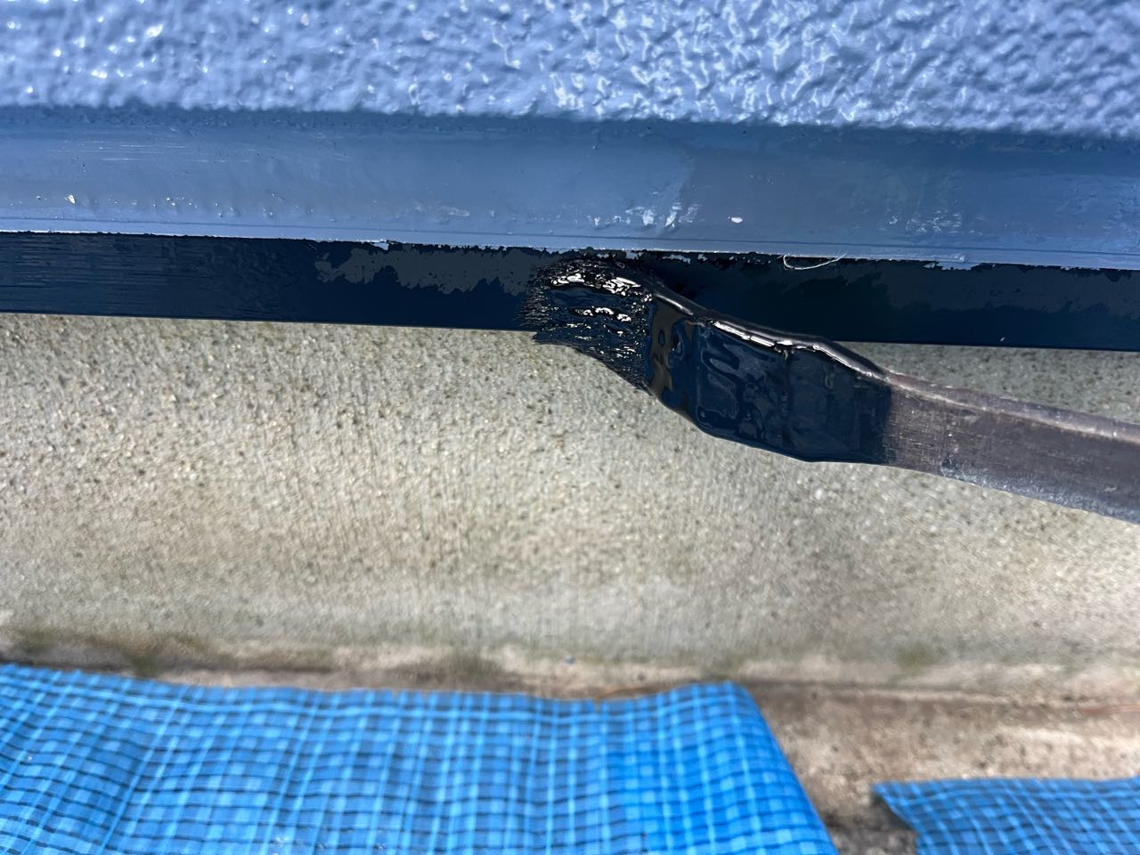 仕上げ塗装1回目です。