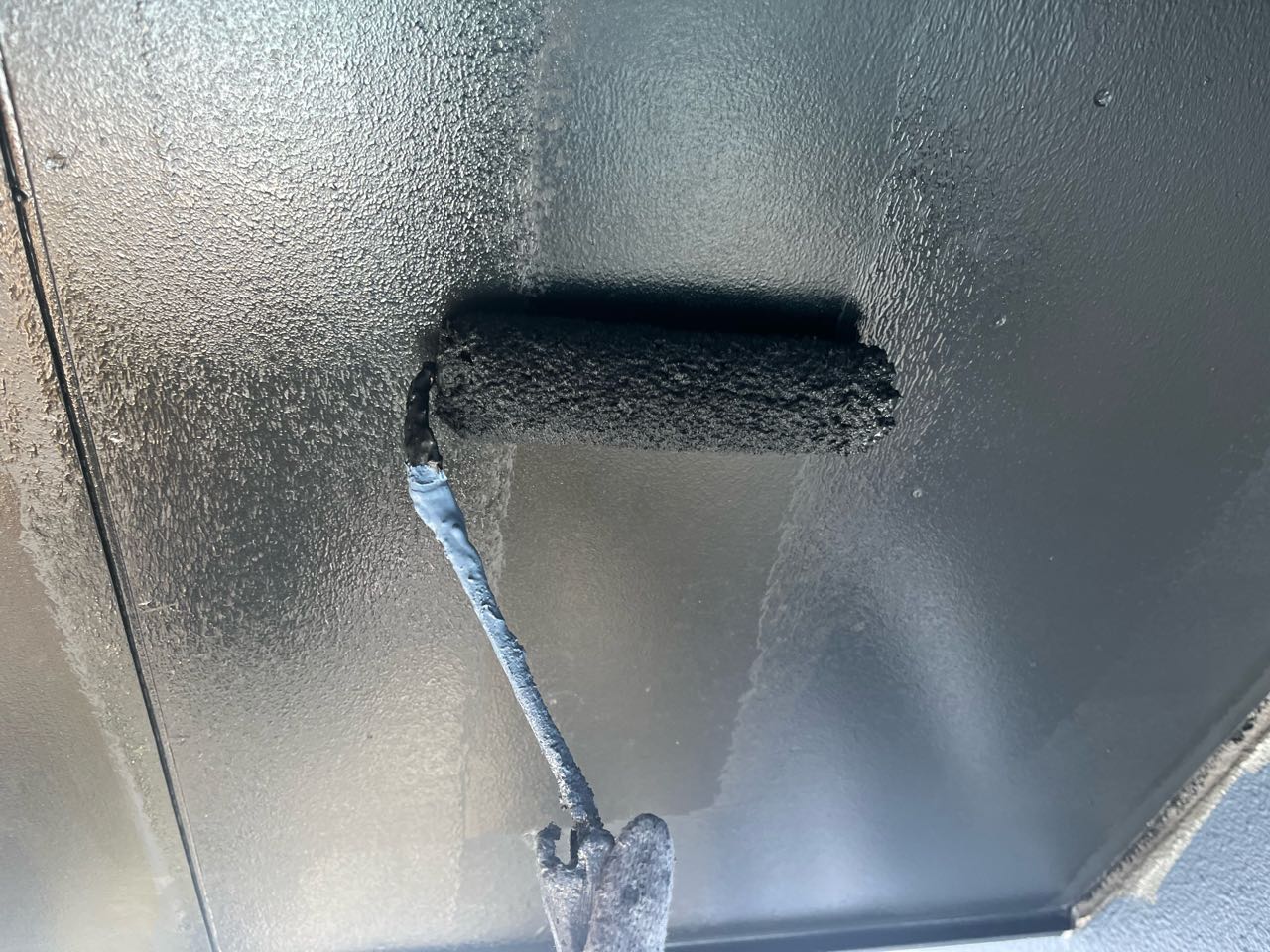 仕上げ塗装1回目です。