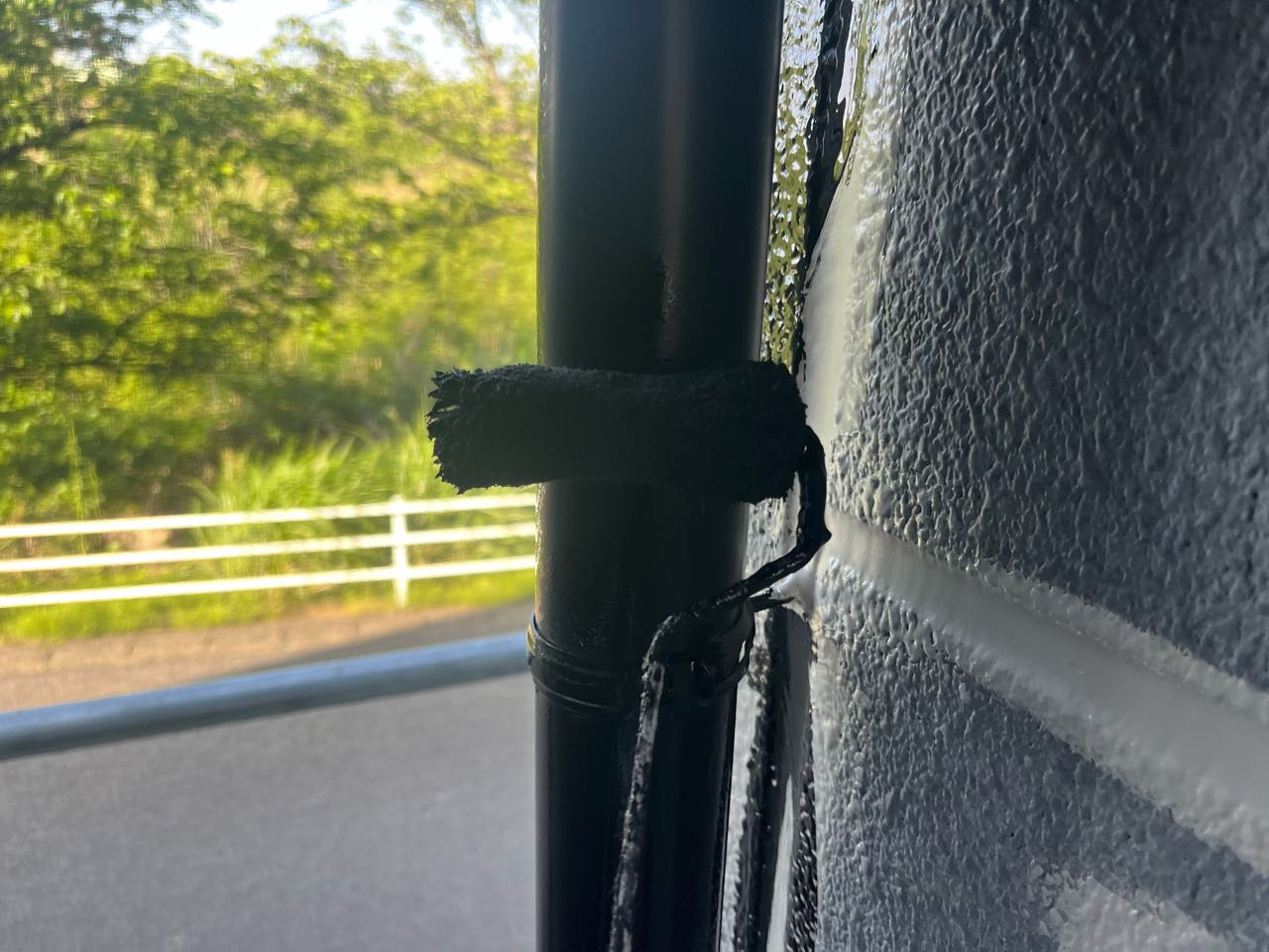 仕上げ塗装1回目です。