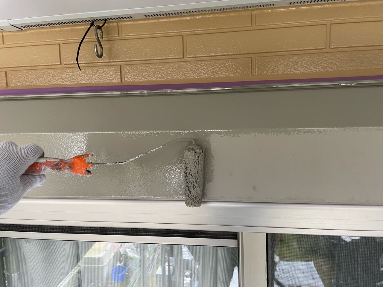 仕上げ塗装1回目です。