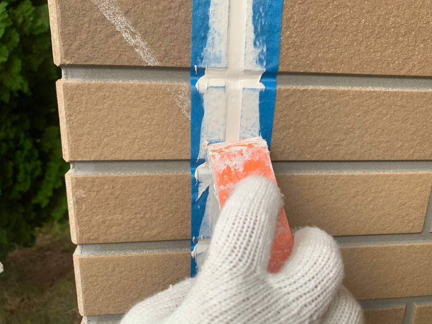 へらで押さえ込みます。