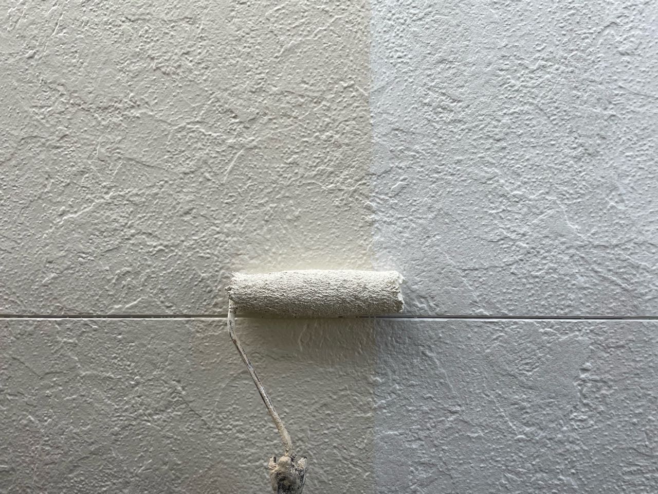 仕上げ塗装1回目です。