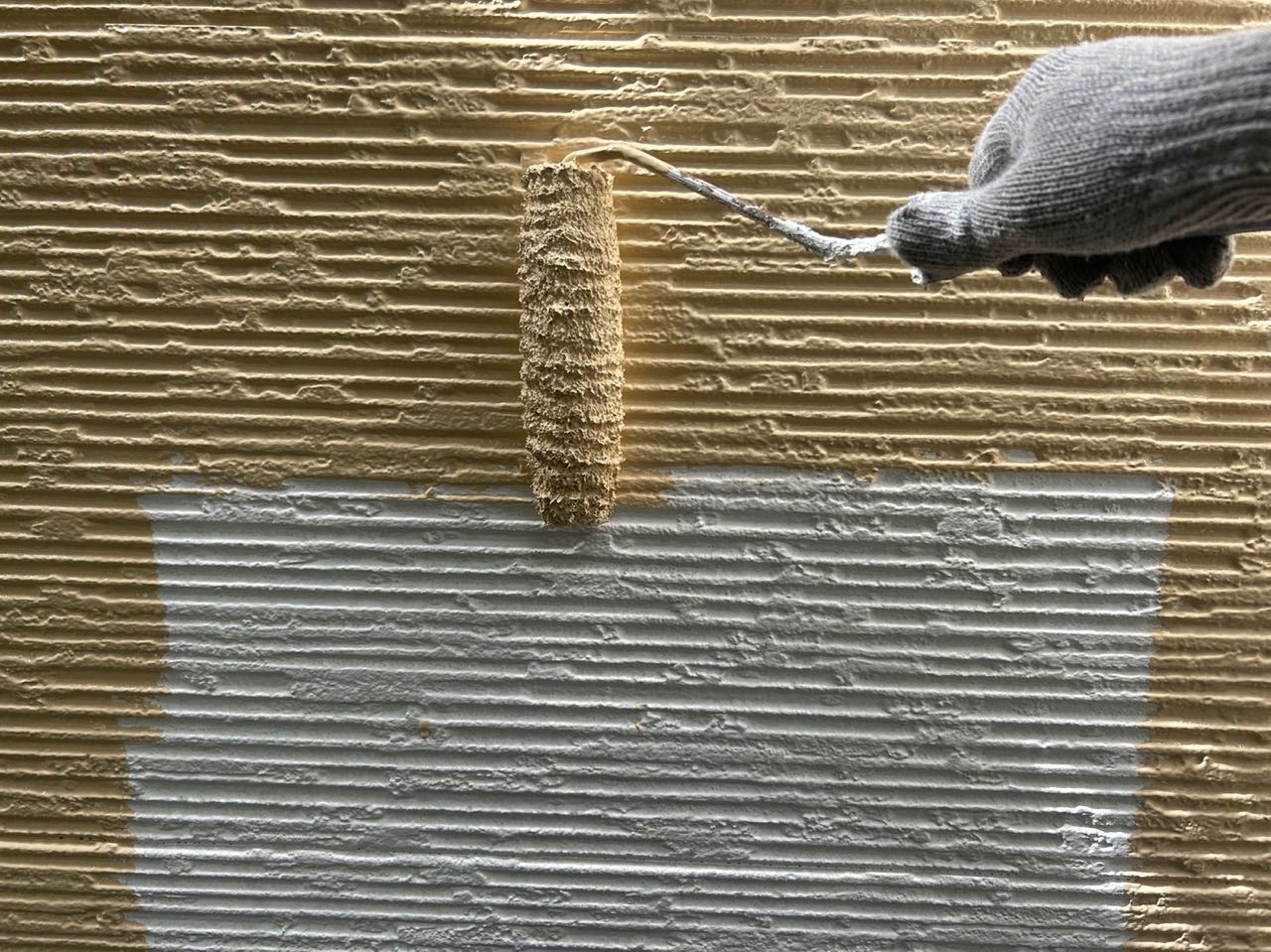 仕上げ塗装1回目です。