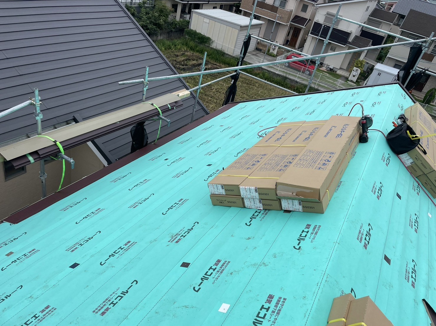 屋根材取り付けです。