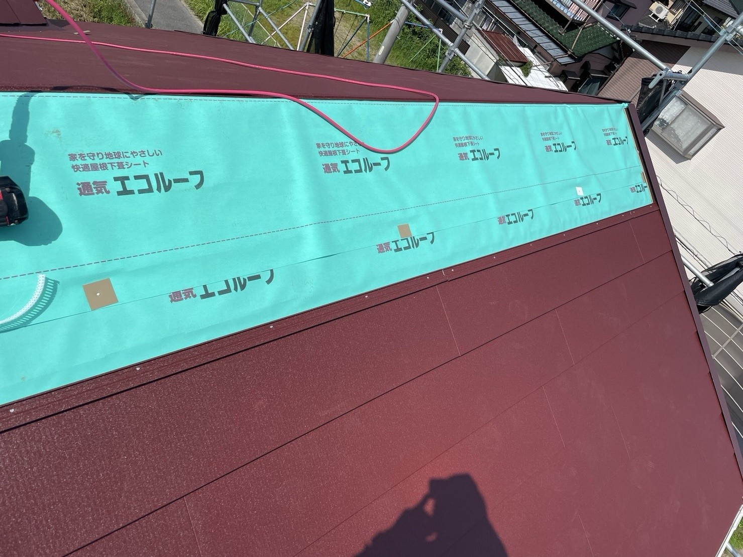 屋根材取り付けです。