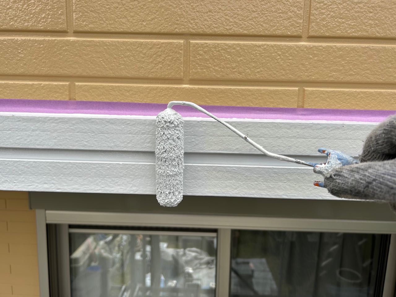 仕上げ塗装1回目です。