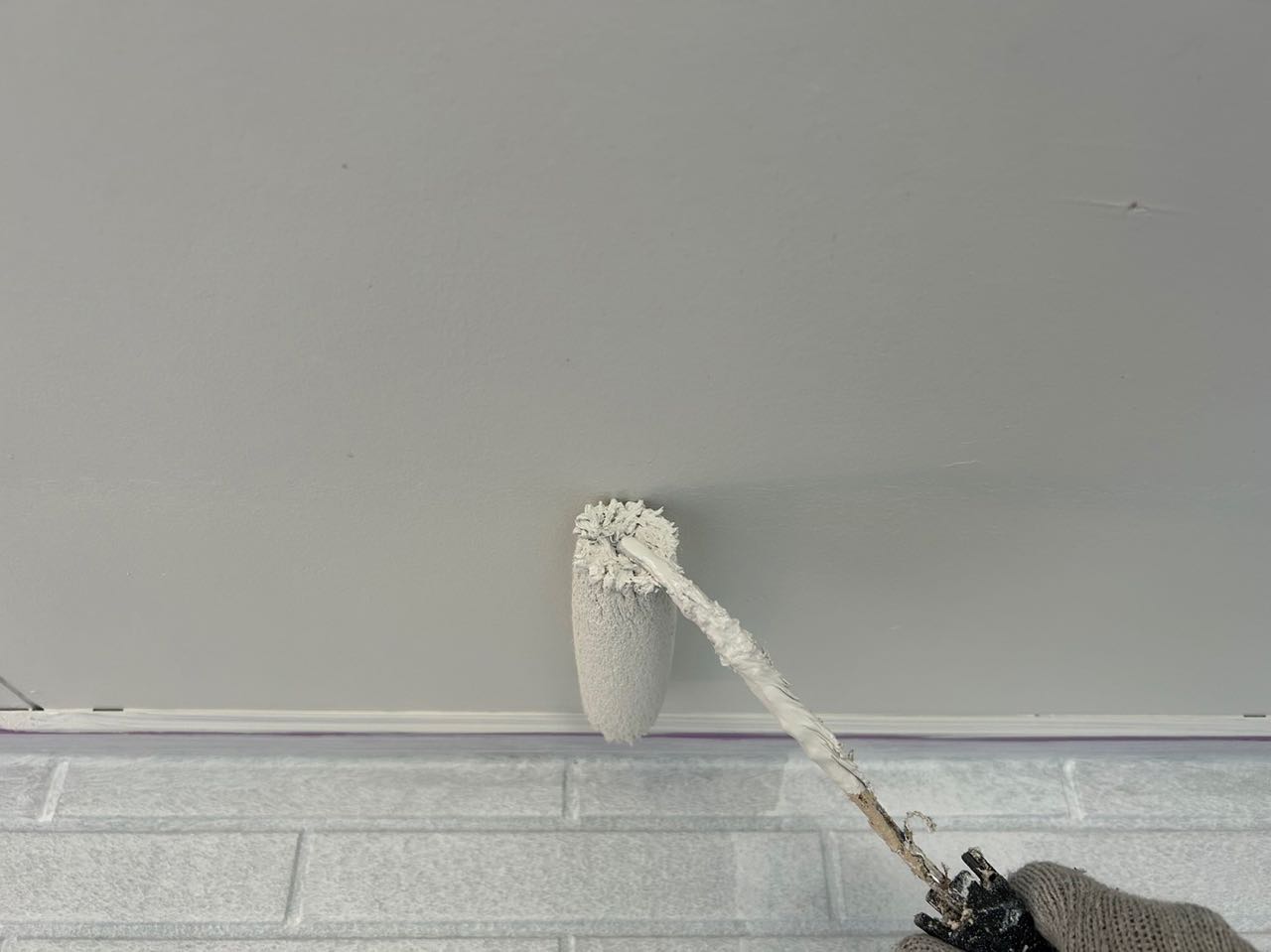 仕上げ塗装1回目です。