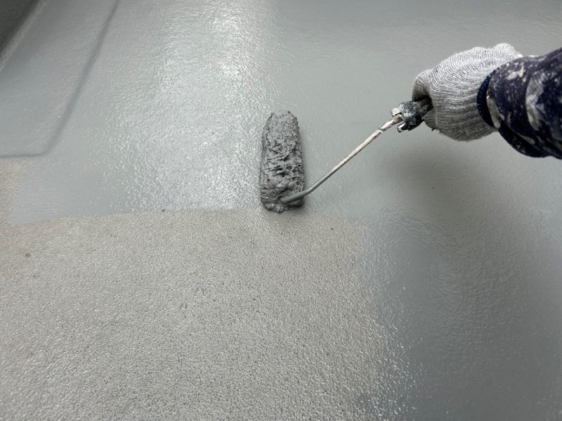 ウレタン防水塗布1回目。