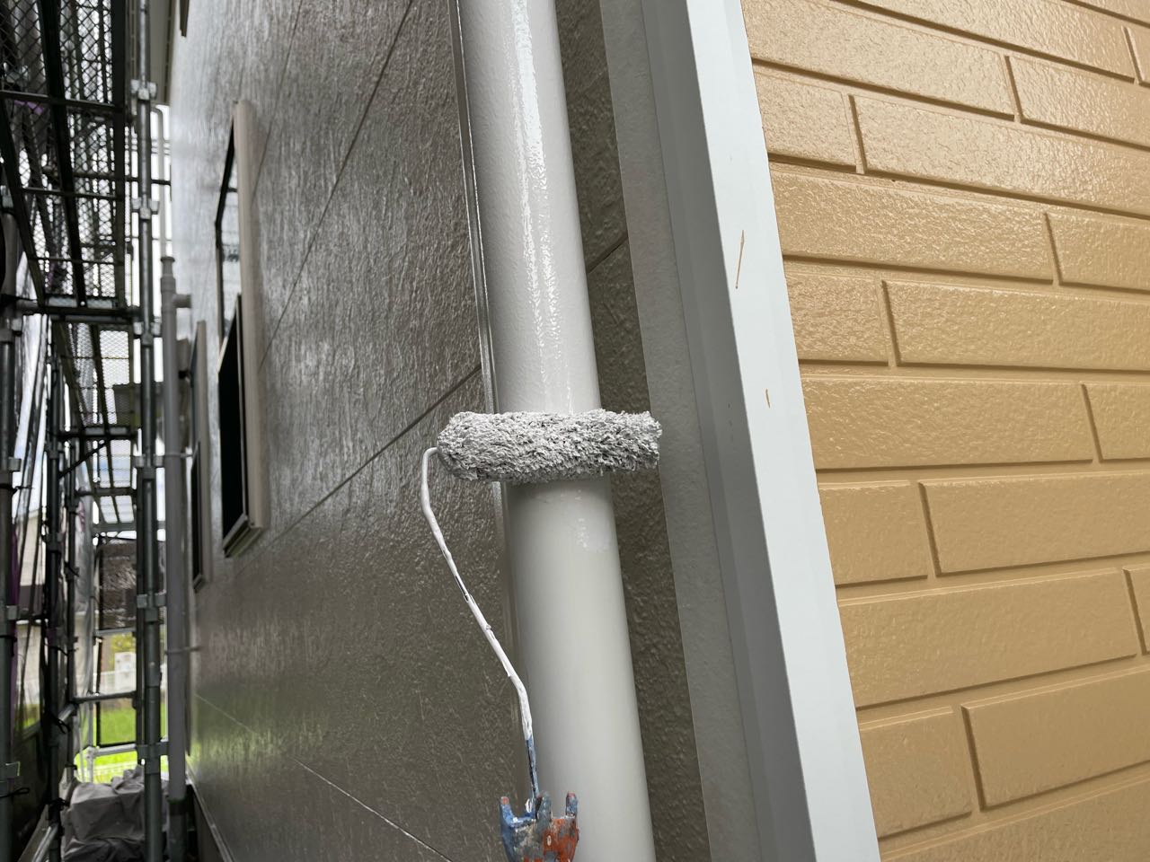 仕上げ塗装1回目です。