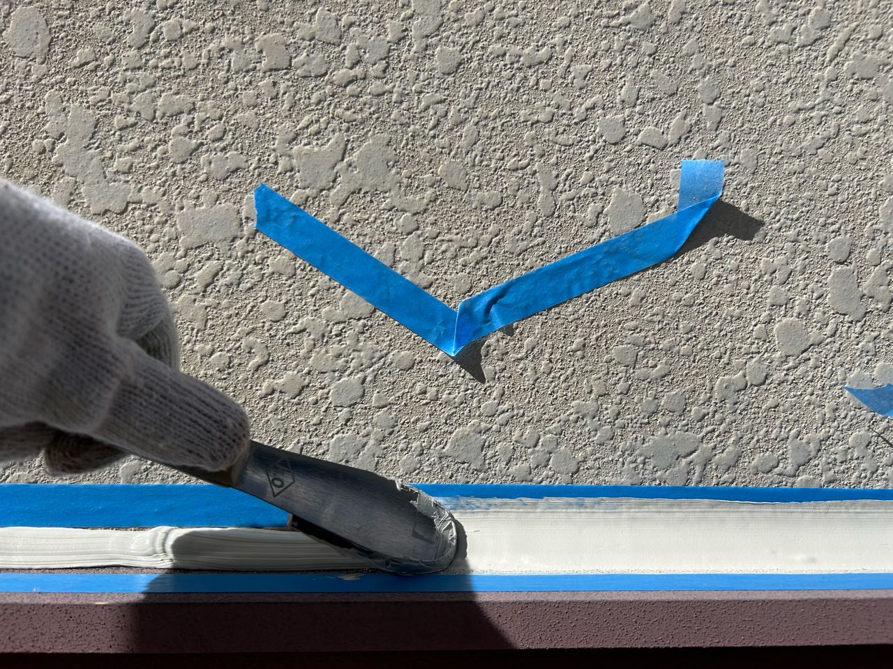 へらで押さえ込みます。