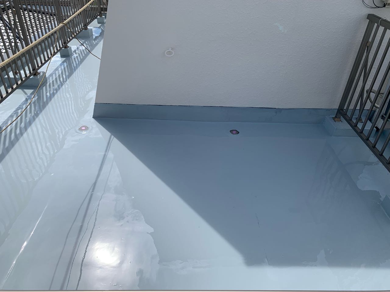 ウレタン防水塗布1回目。
