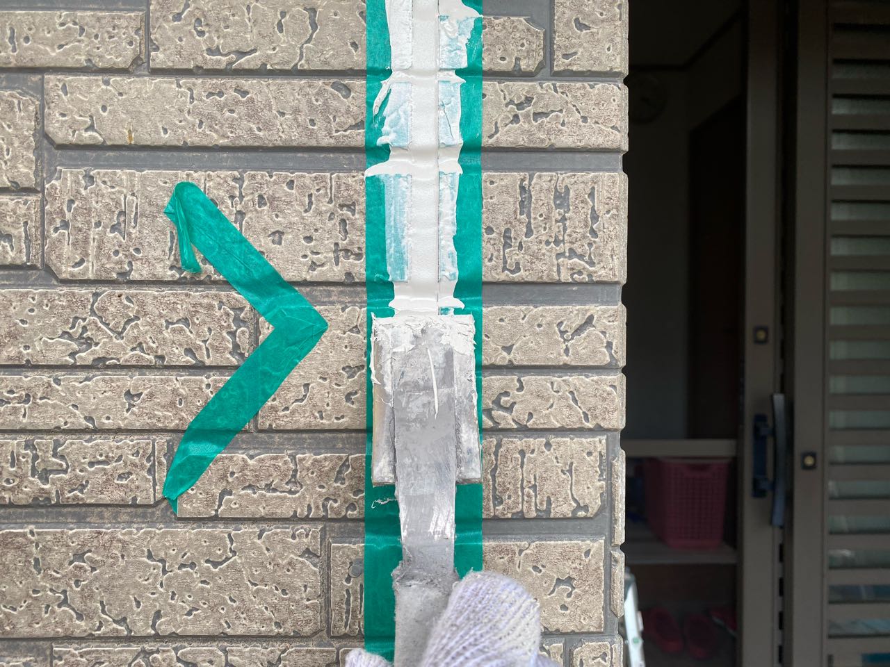 へらで押さえ込みます。