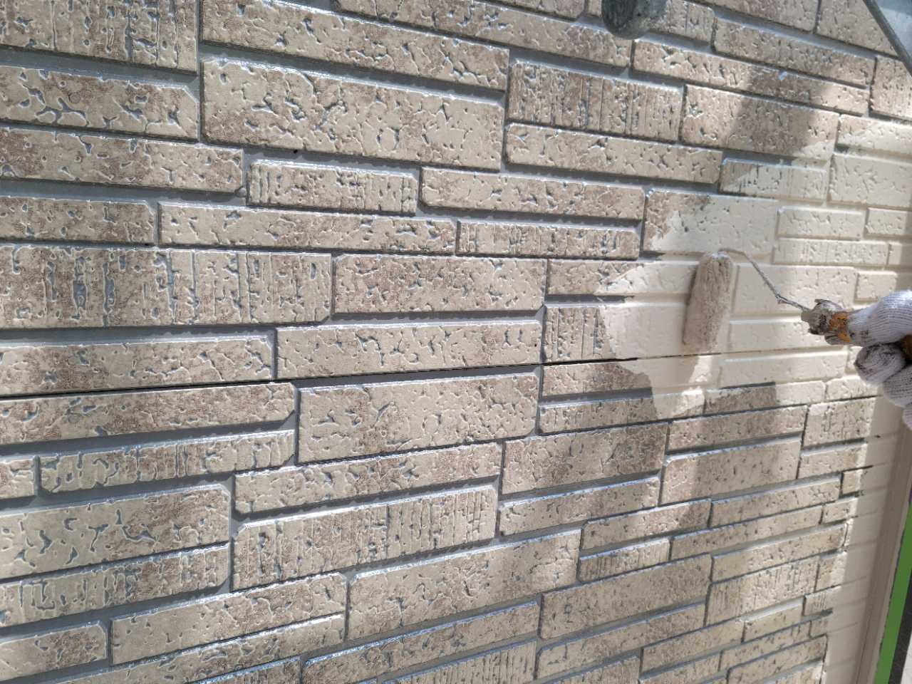 仕上げ塗装1回目です。