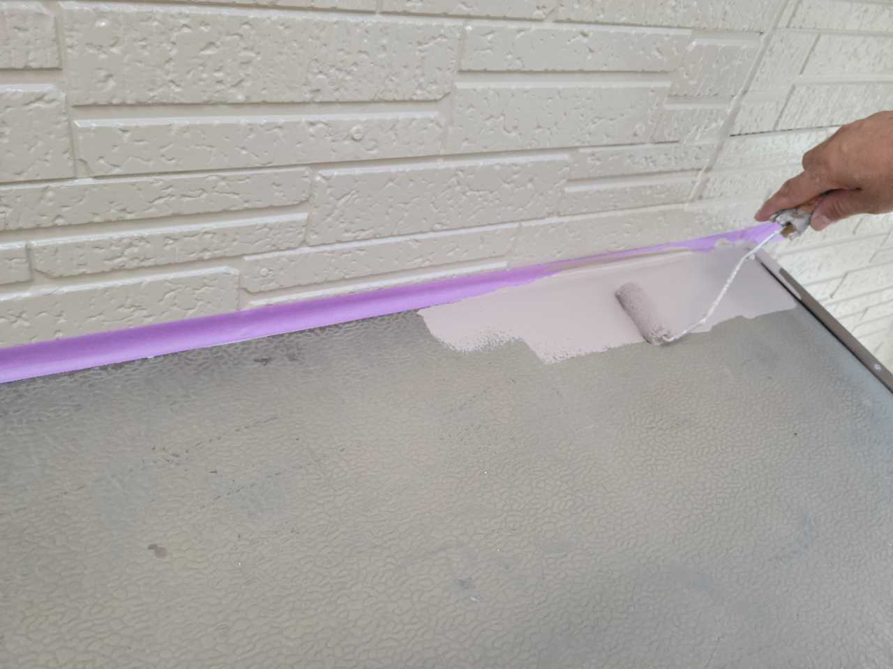 仕上げ塗装1回目です。