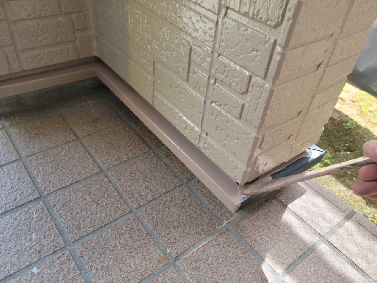 仕上げ塗装1回目です。