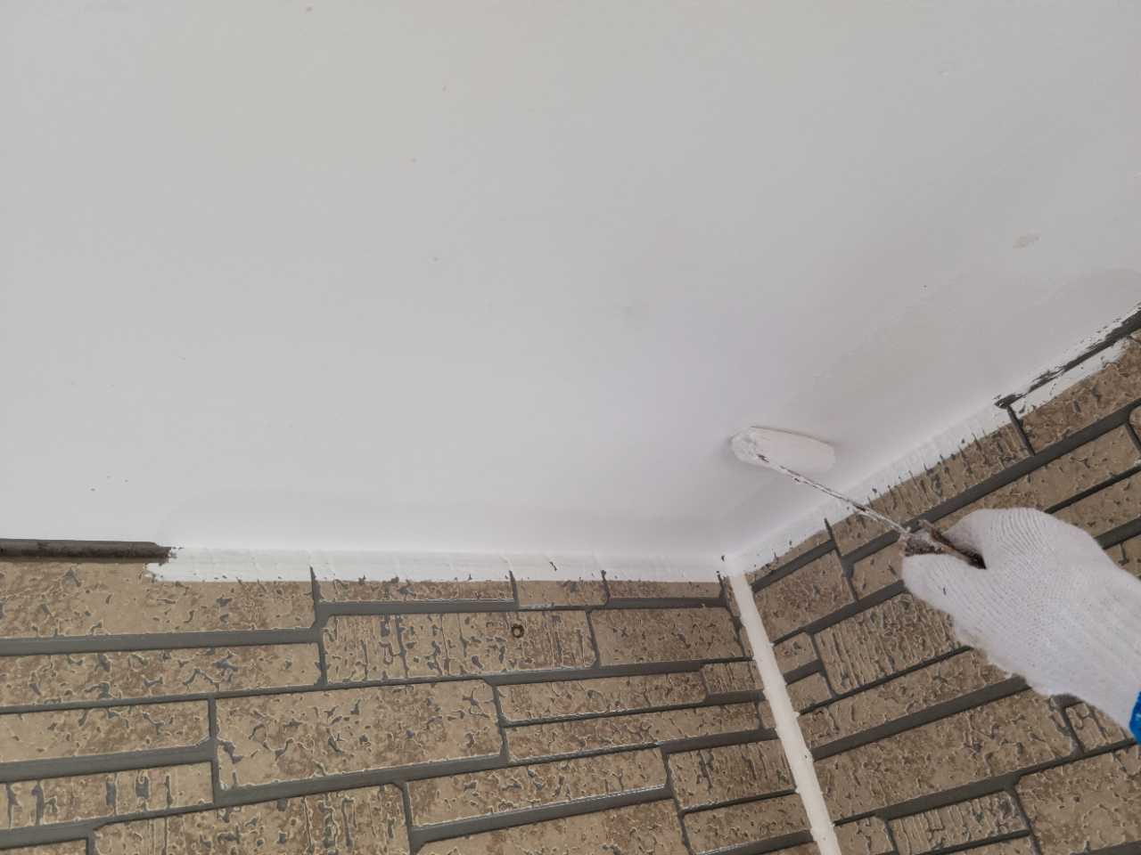 仕上げ塗装1回目です。