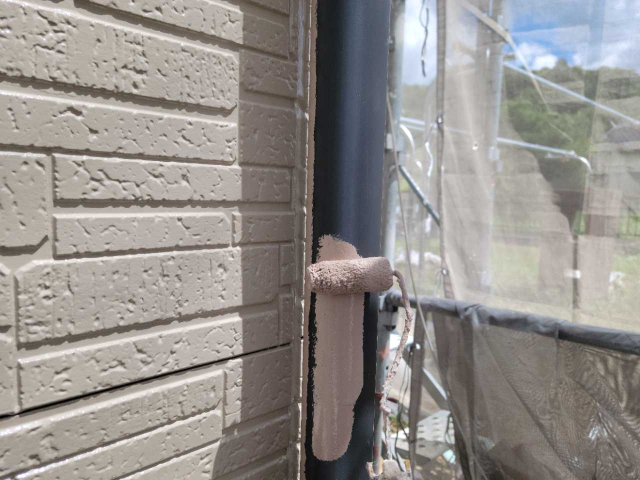 仕上げ塗装1回目です。