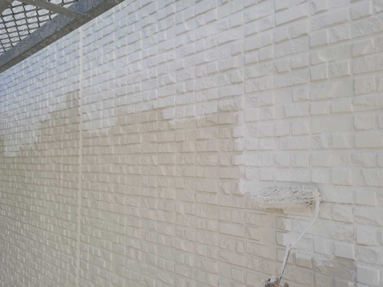 仕上げ塗装1回目です。