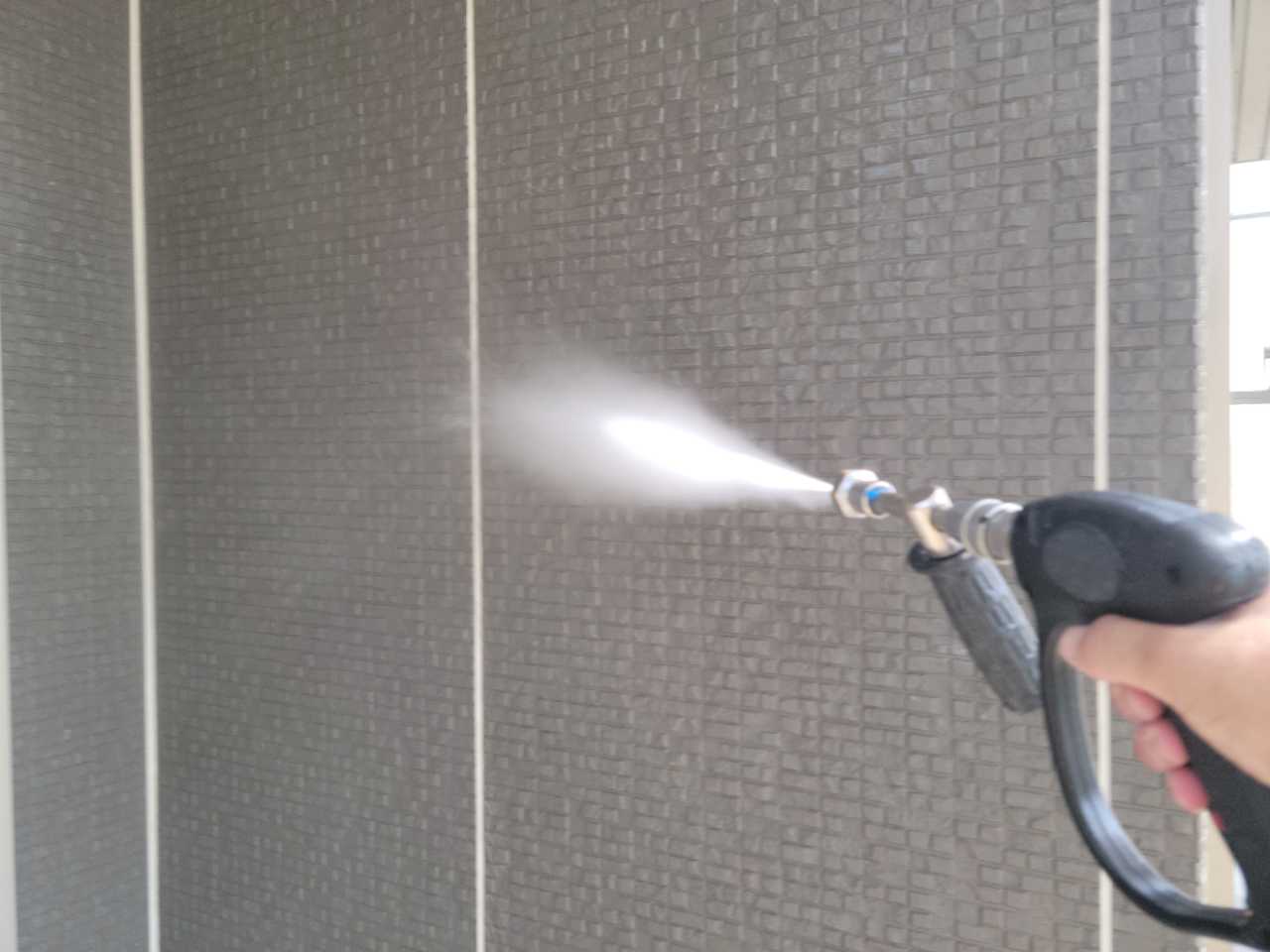 高圧洗浄します。