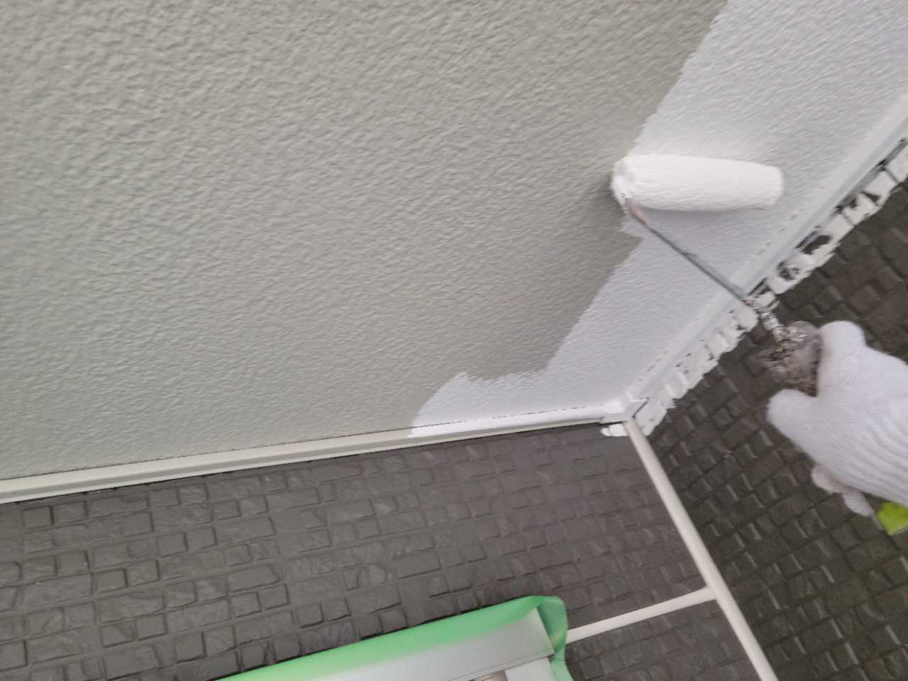 仕上げ塗装1回目です。