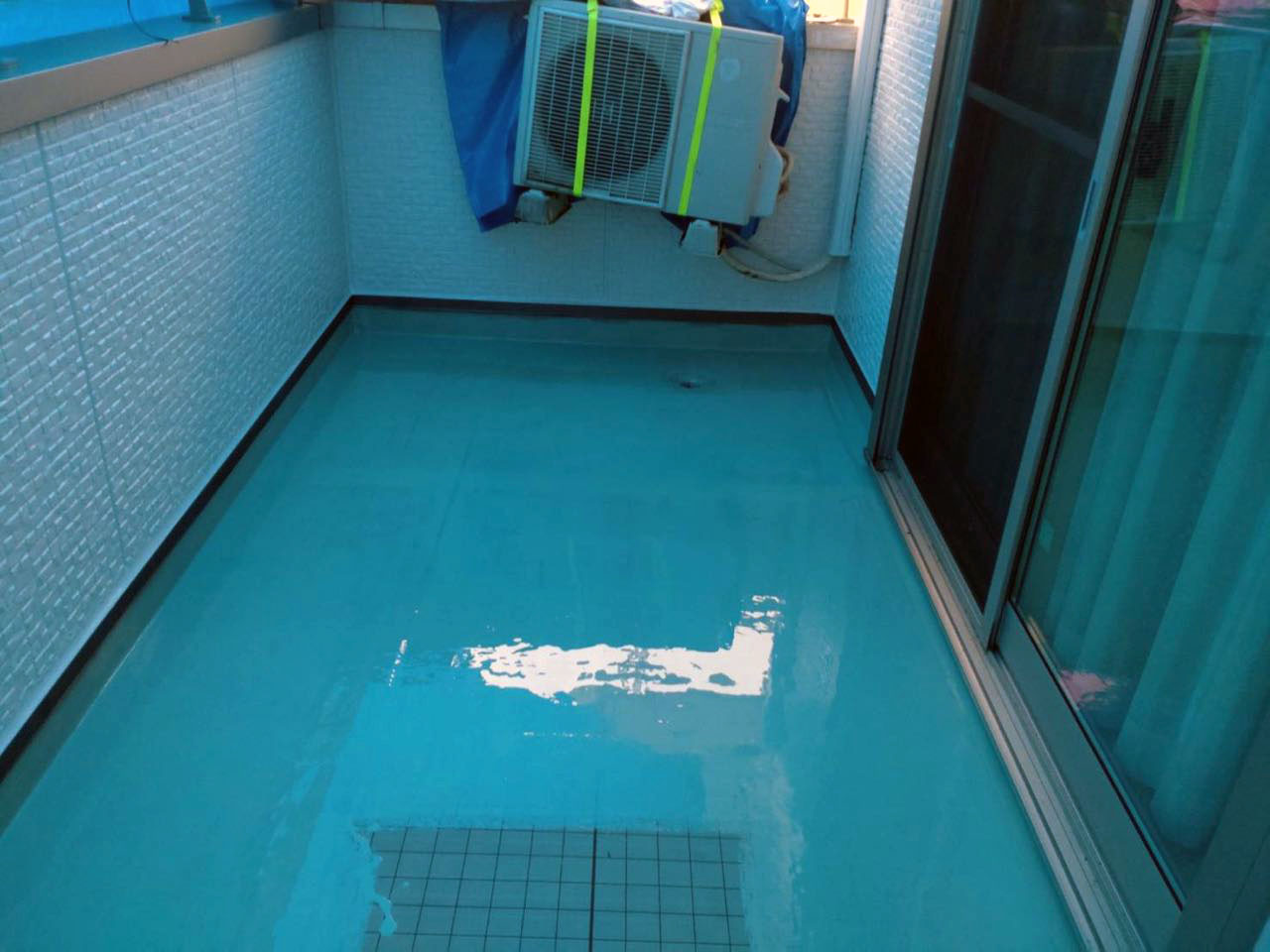 ウレタン防水塗布1回目。