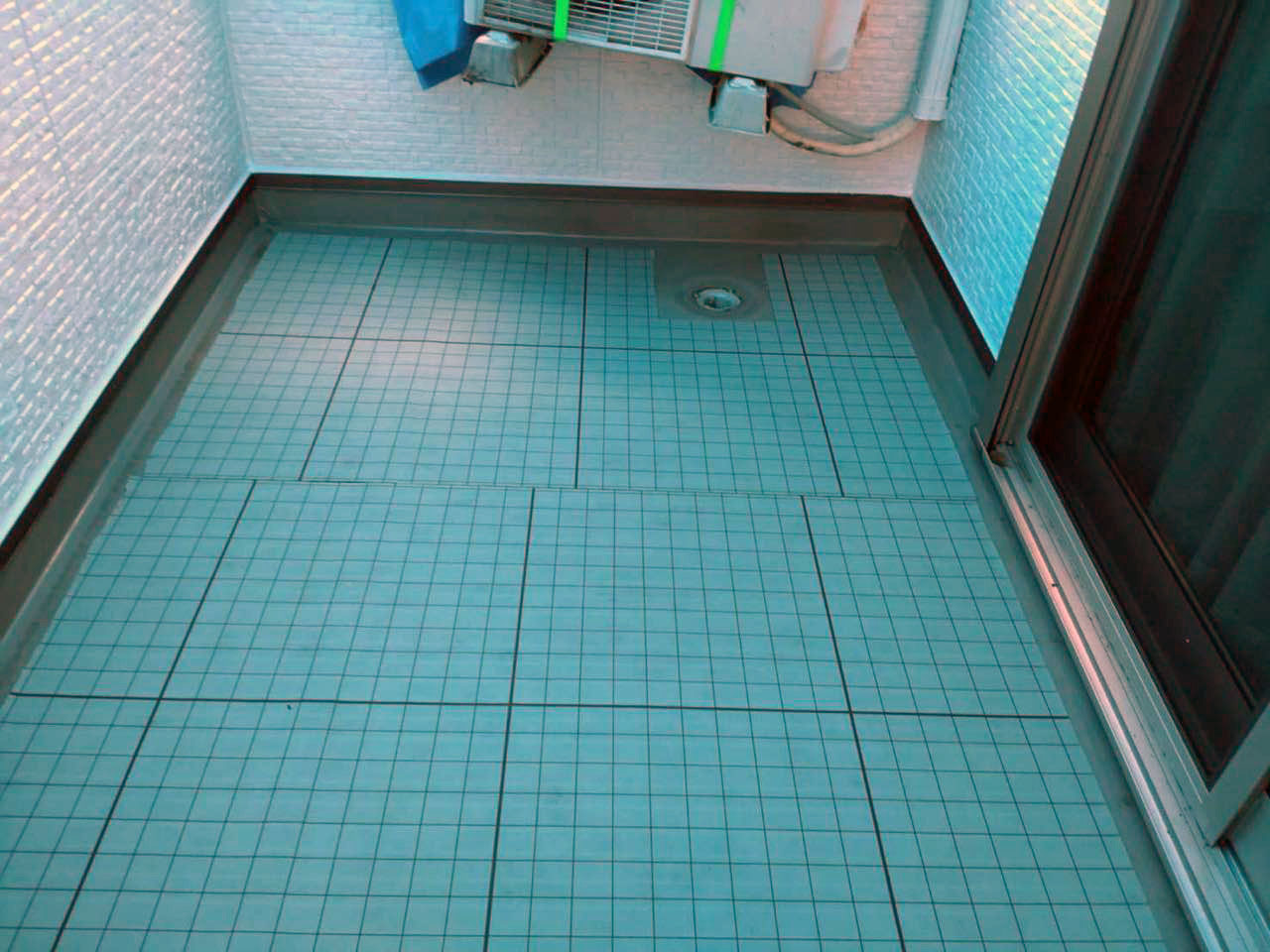 自着シートを張ります。