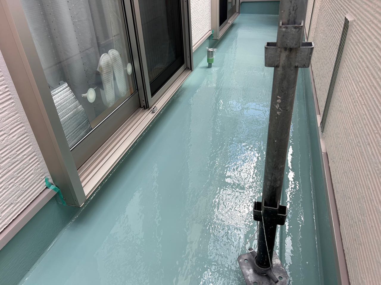 ウレタン防水塗布1回目。