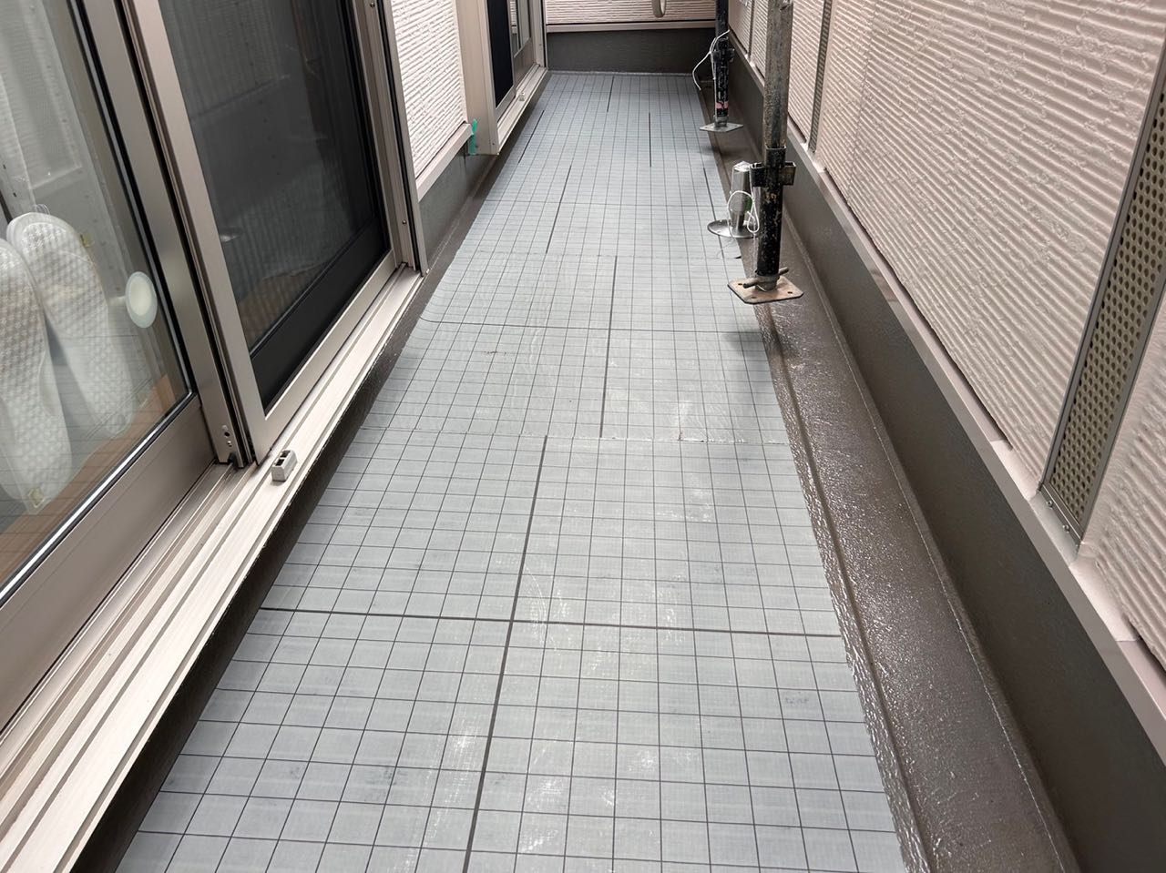 自着シートを張ります。