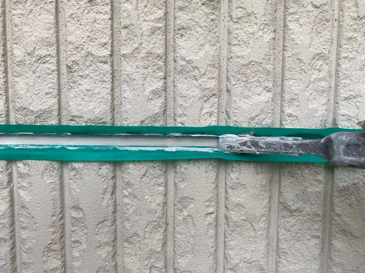 へらで押さえ込みます。