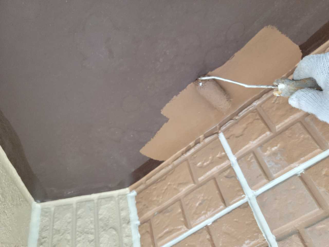 仕上げ塗装1回目です。