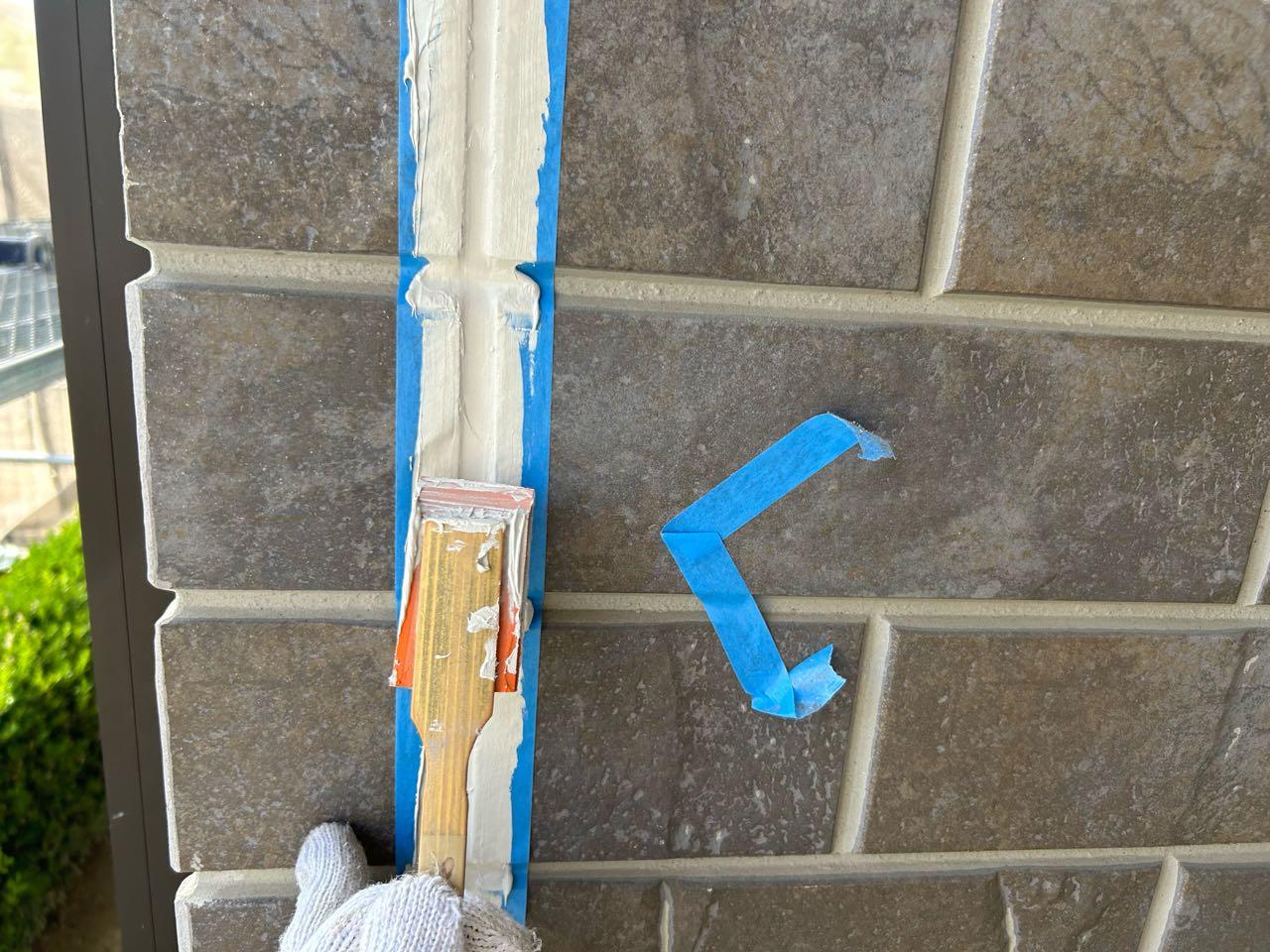 へらで押さえ込みます。