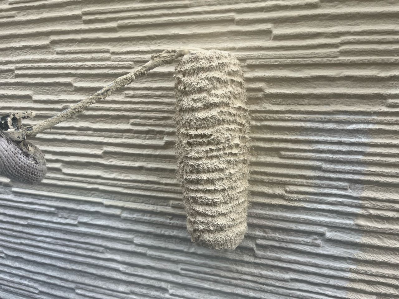 仕上げ塗装1回目です。