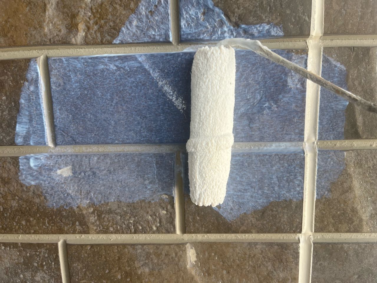 仕上げ塗装1回目です。