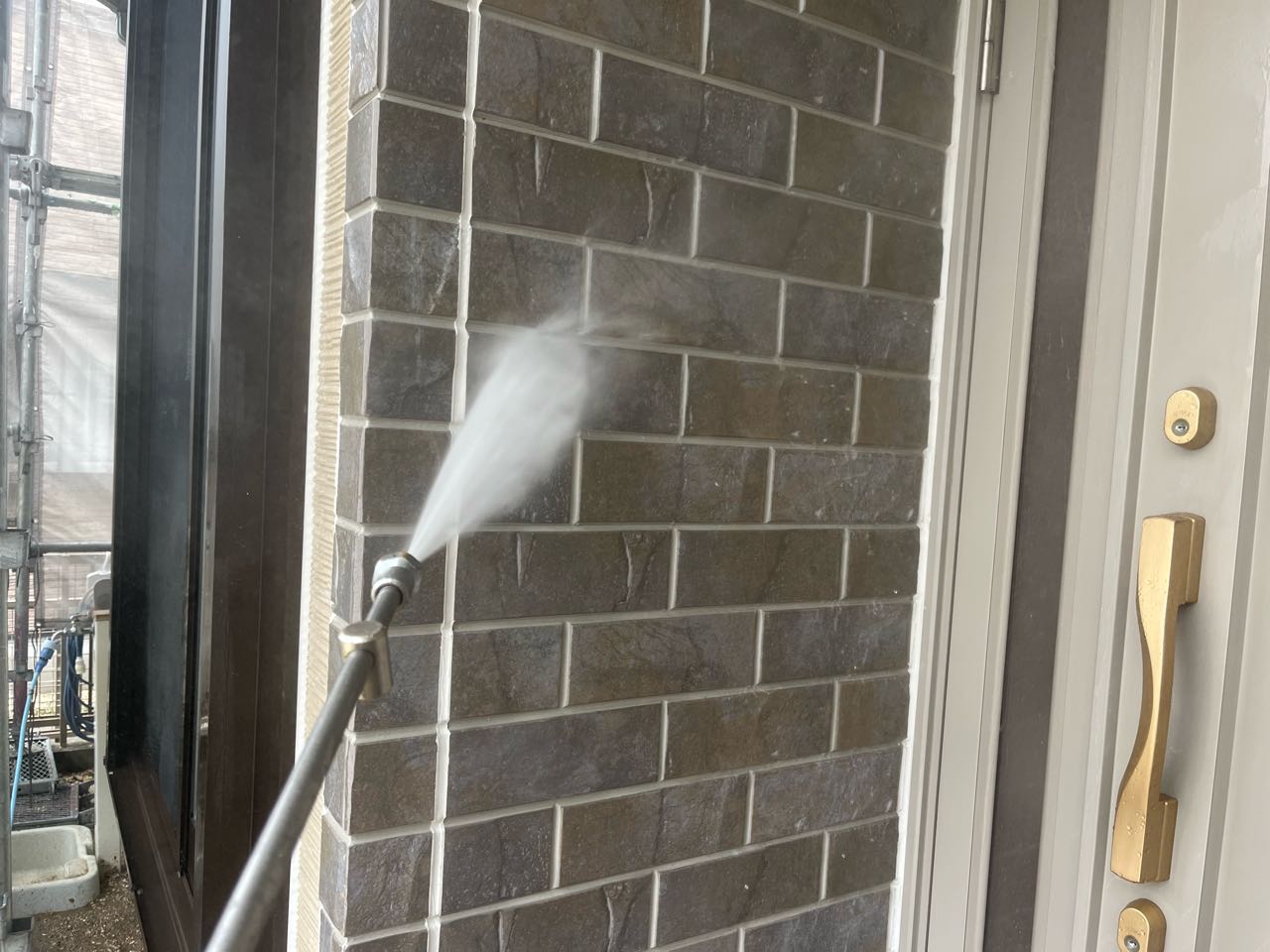 高圧洗浄します。