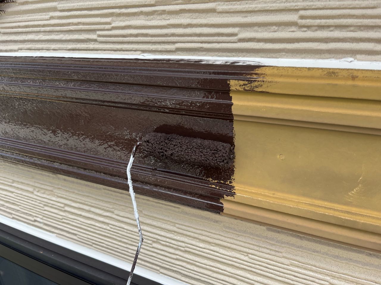 仕上げ塗装1回目です。