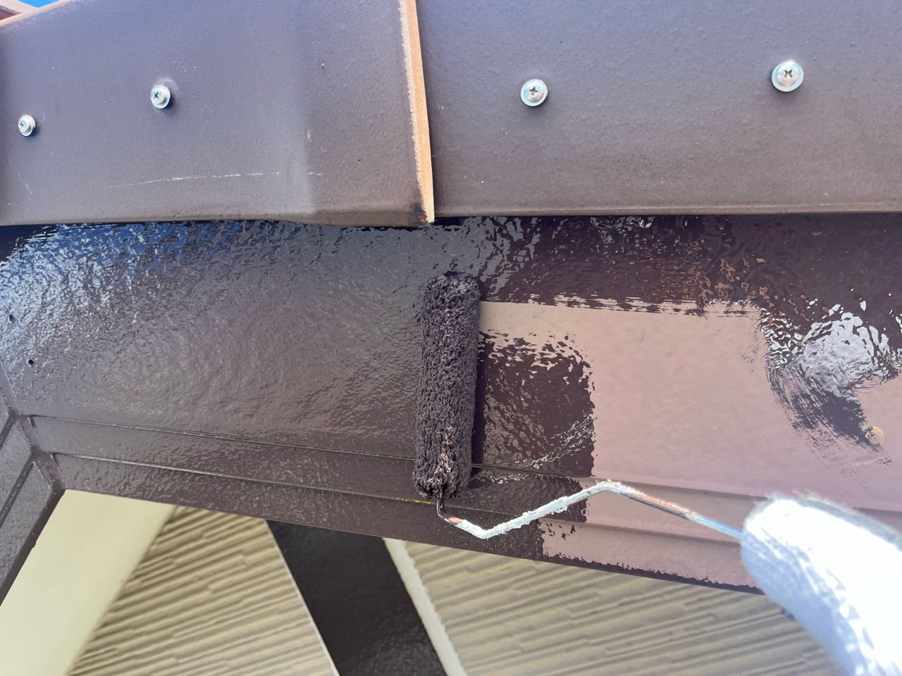 仕上げ塗装1回目です。